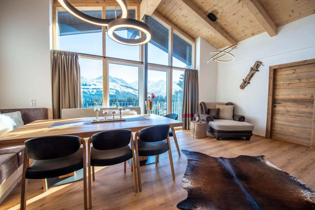 Gemütliches Wohnzimmer mit Panoramafenstern und Holzdetails in Königsleiten.