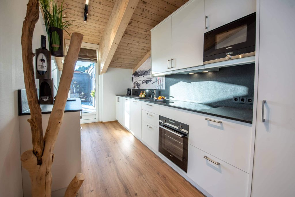Moderne Küche mit Holzdecke und Aussicht ins Freie, ideal für Skiurlaub in Königsleiten.