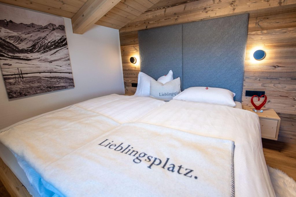 Gemütliches Schlafzimmer mit modernen Möbeln und liebevollen Akzenten in Holzdesign.